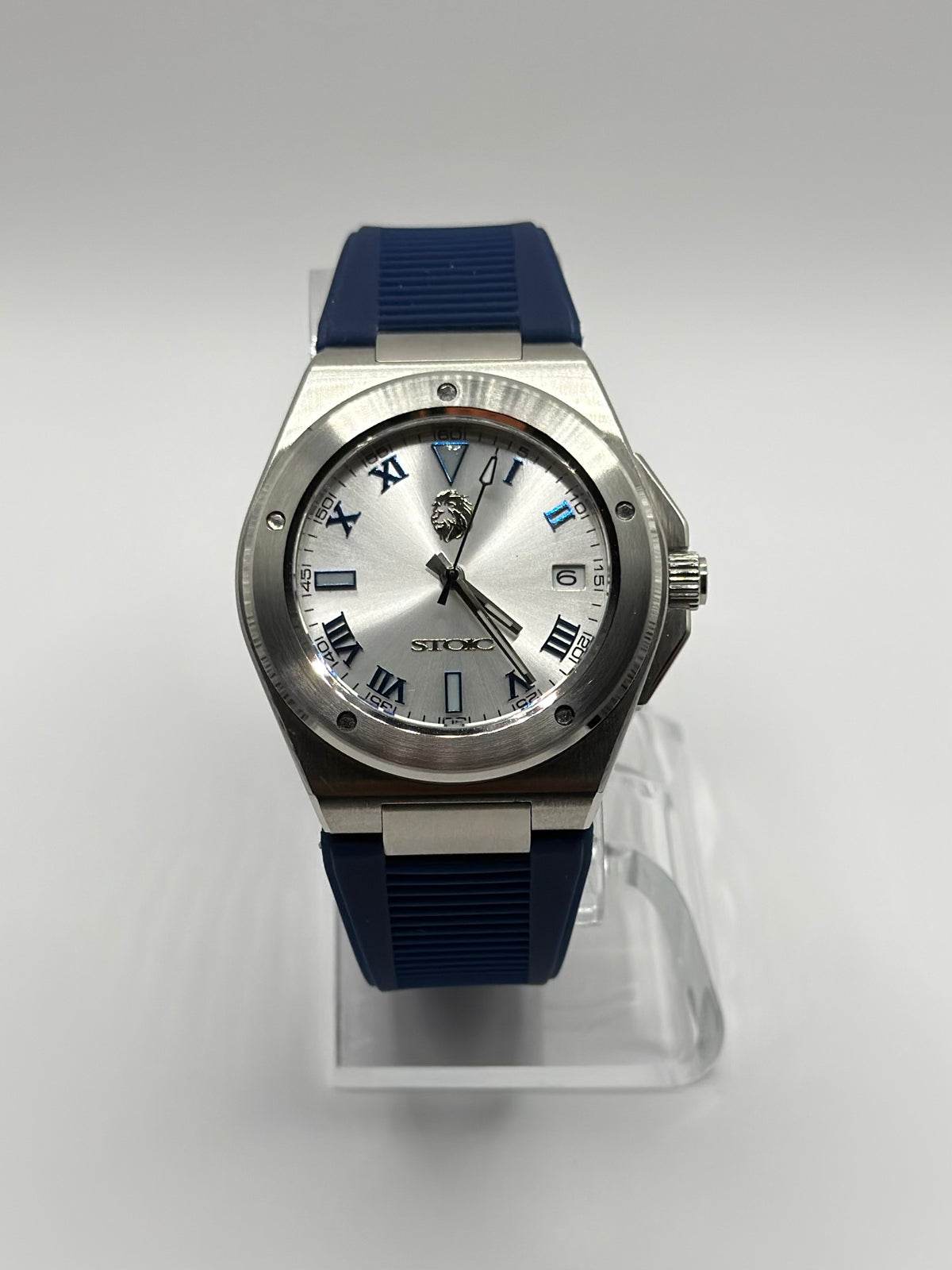 STOIC The Imperium Aureus: Front view of the silver dial and navy strap