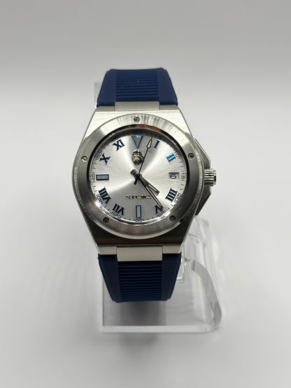 STOIC The Imperium Aureus: Front view of the silver dial and navy strap