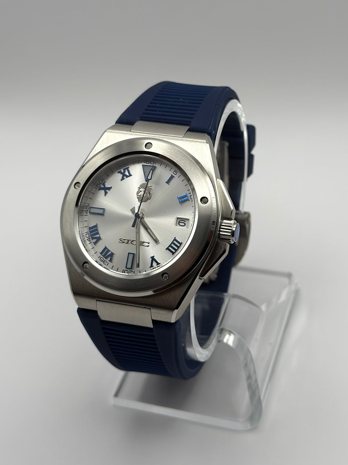 STOIC The Imperium Aureus: Angled view of the dial and case