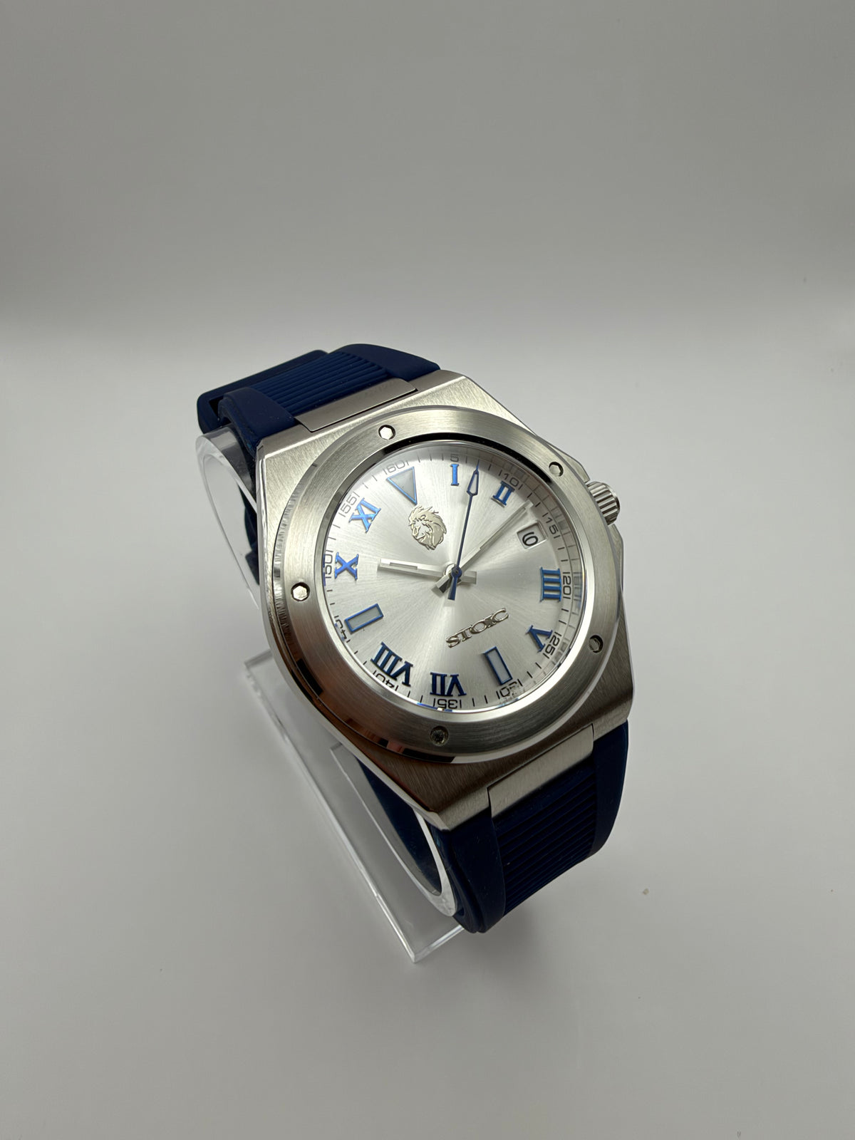 STOIC The Imperium Aureus: Opposite angled view of the dial and case