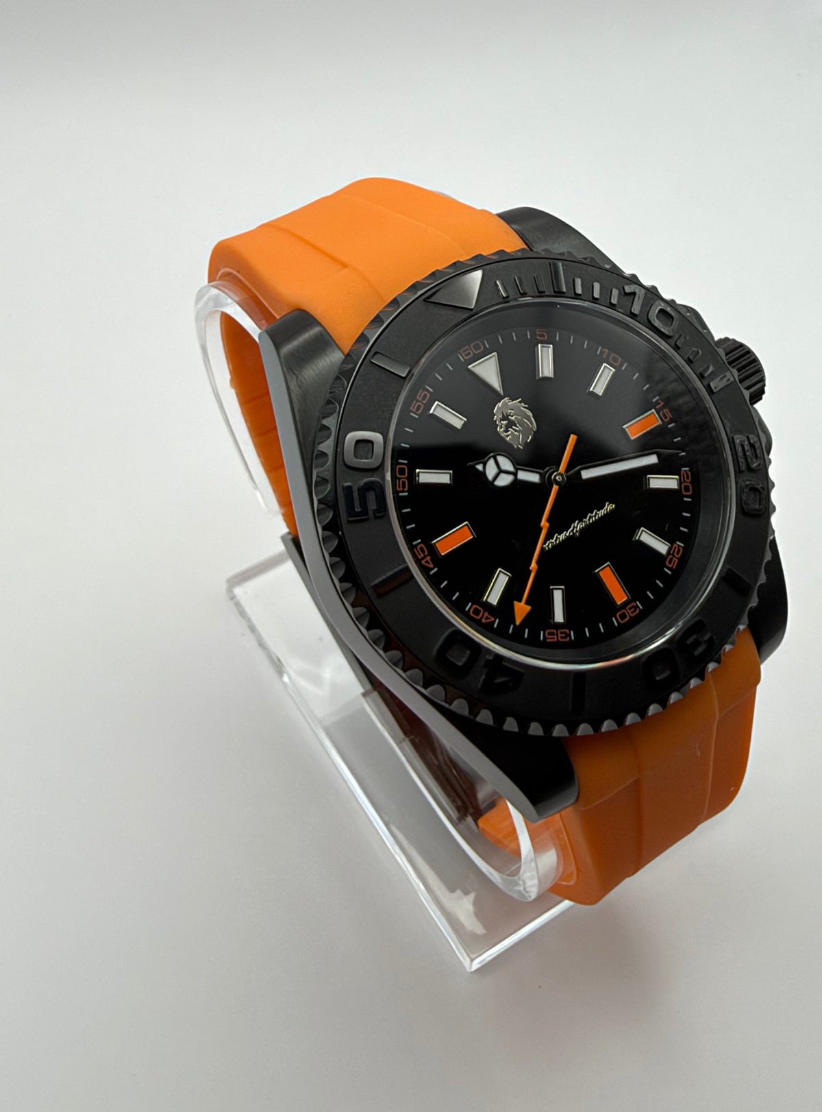 STOIC The Thalor: Angled view of the dial and dive bezel