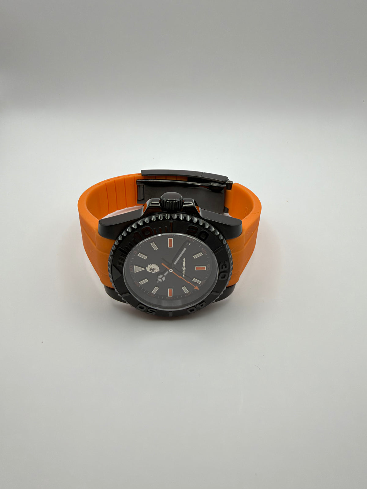 STOIC The Thalor: Crown-side view with orange strap