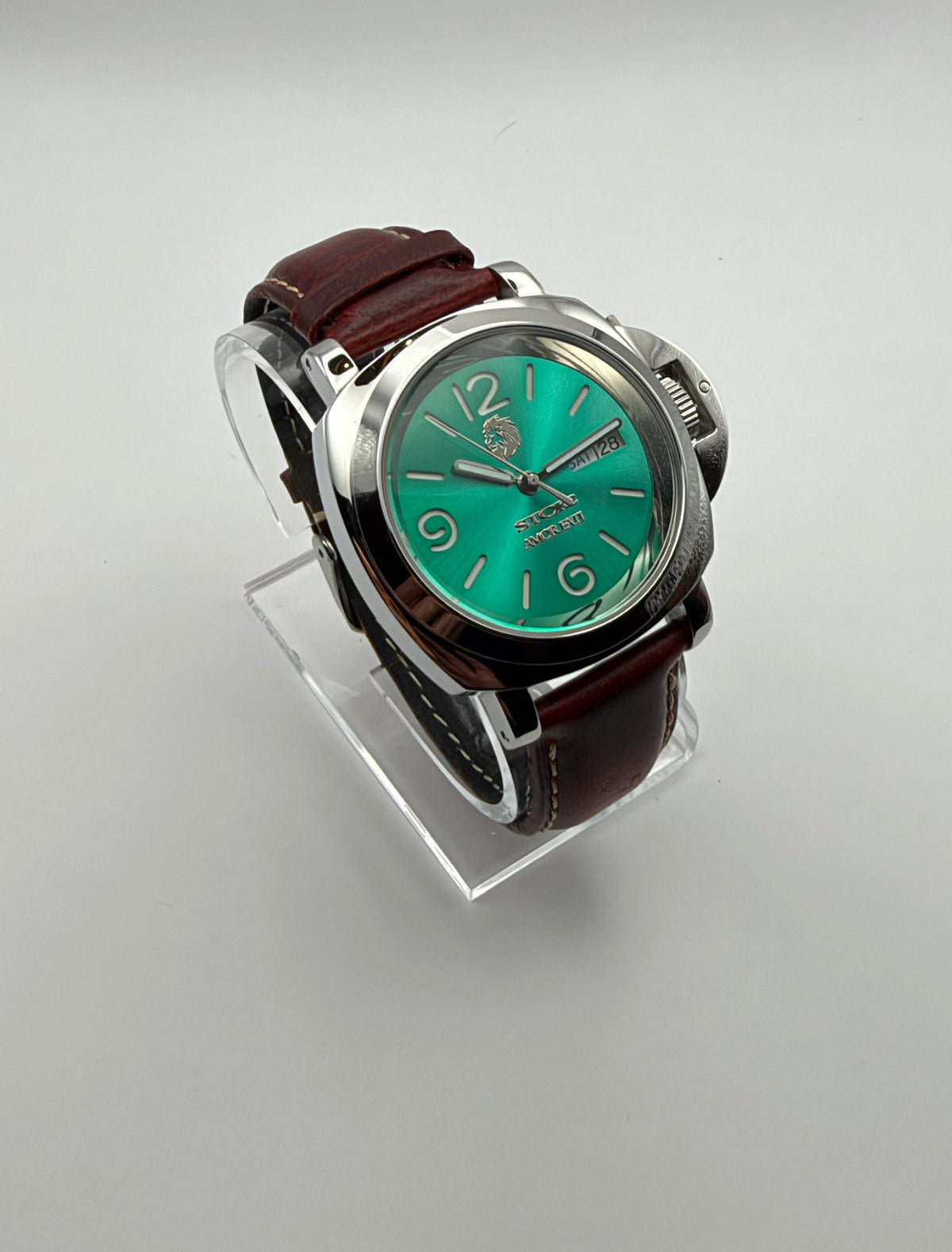 STOIC The Arete Verde: Opposite angled view of the case and green dial