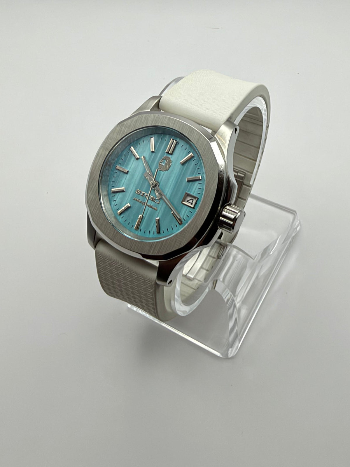 STOIC The Aether Aqua: Angled view of the aqua dial and case