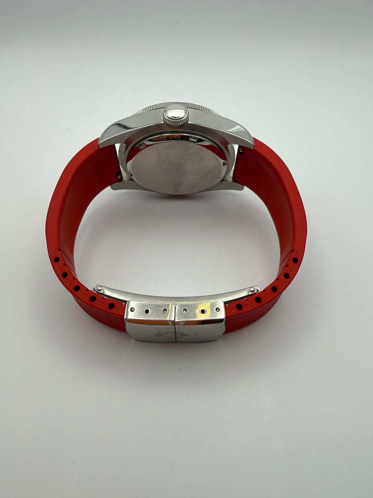 Valiant GMT rear view showing a plain solid caseback and red strap with a folding clasp.