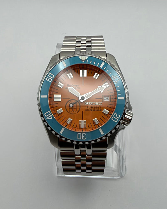 STOIC The Thalassa Orange: Front view of the orange dial, blue bezel and metal bracelet.