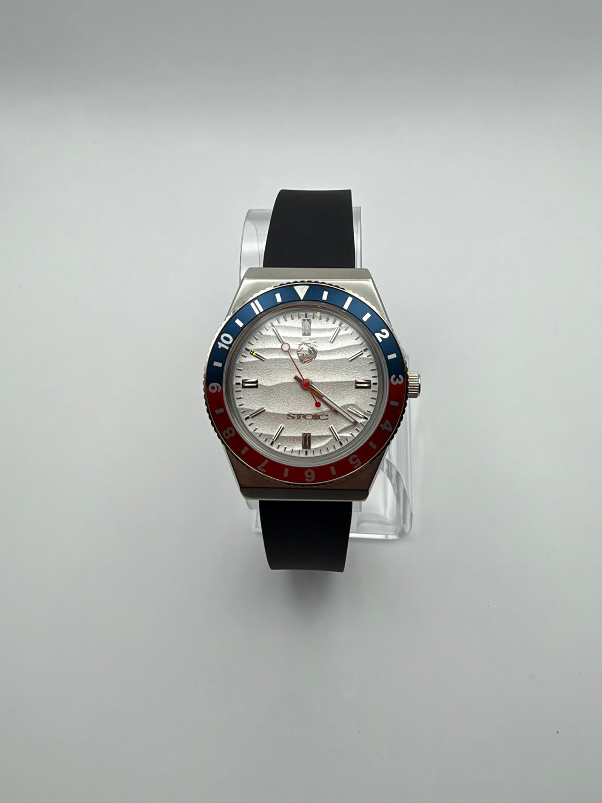 Voyager front view showing its white patterned dial and red and blue numbered bezel.