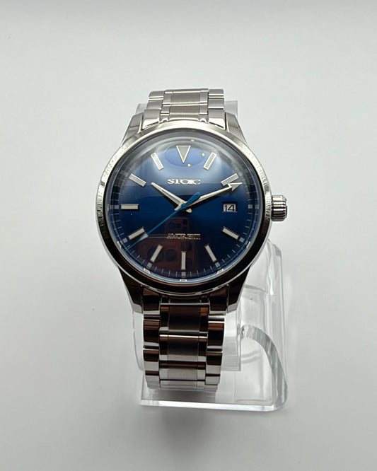 STOIC The Paragon: Front view of the blue dial and metal bracelet.