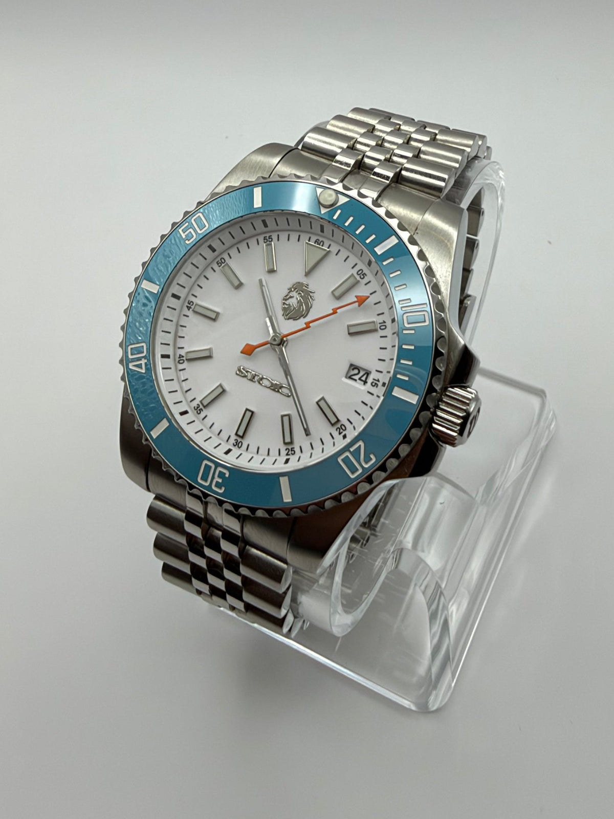 STOIC The Tidal: Angled view of the white dial and aqua bezel