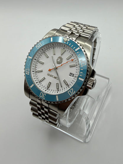 STOIC The Tidal: Angled view of the white dial and aqua bezel