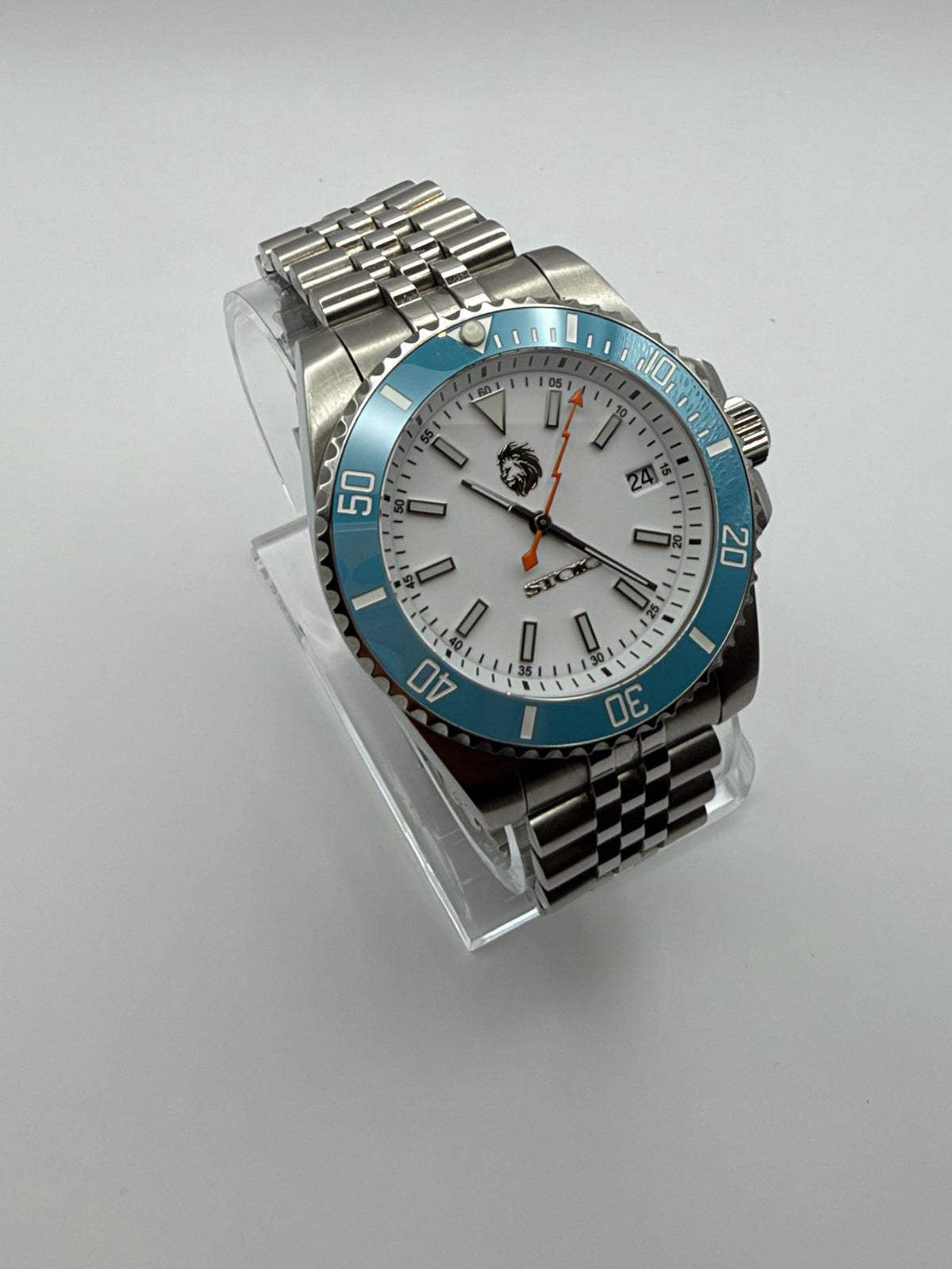 STOIC The Tidal: Opposite angled view of the dial and bracelet