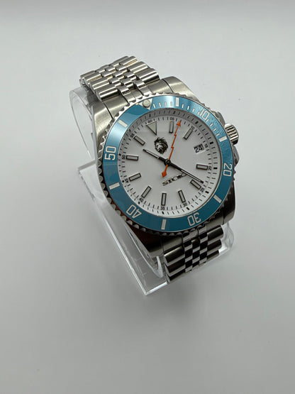 STOIC The Tidal: Opposite angled view of the dial and bracelet