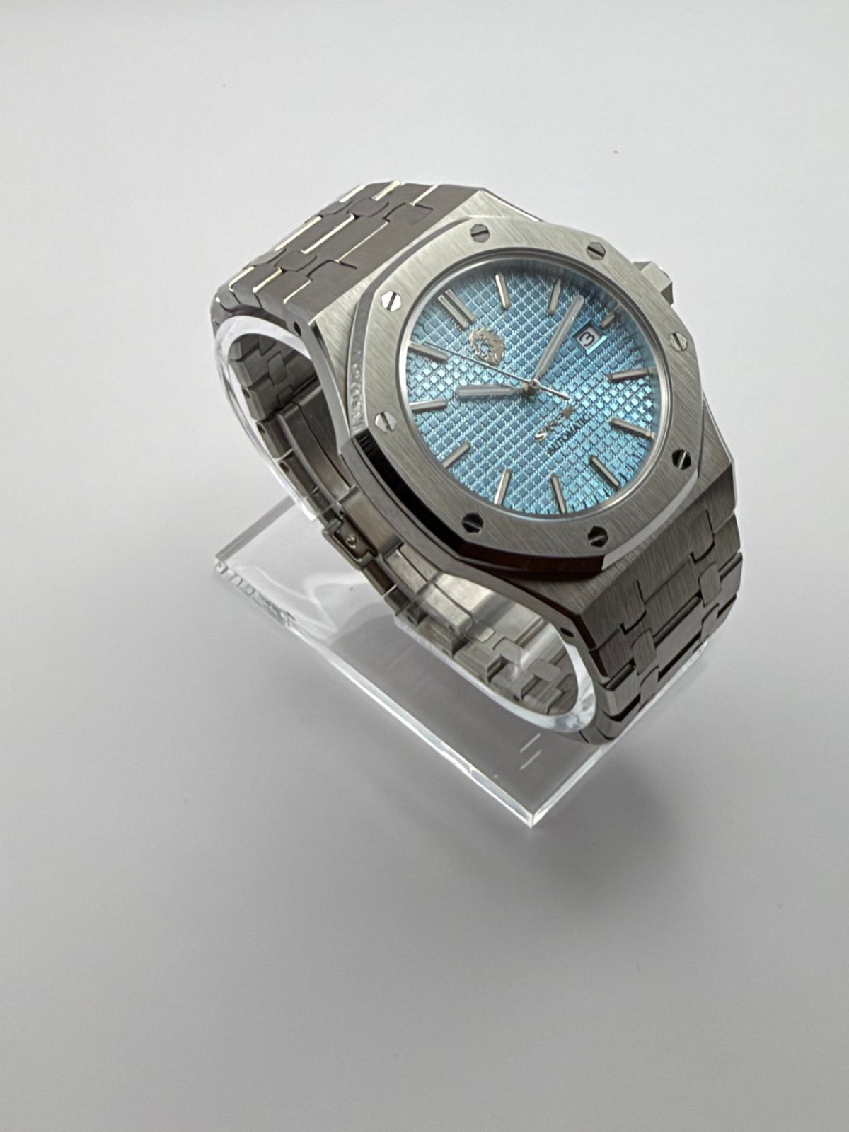 STOIC The Boreas: Opposite angled view of the octagonal case