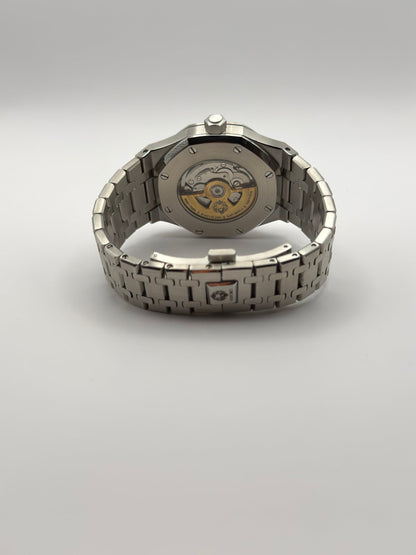 STOIC The Boreas: Rear view of the case and bracelet