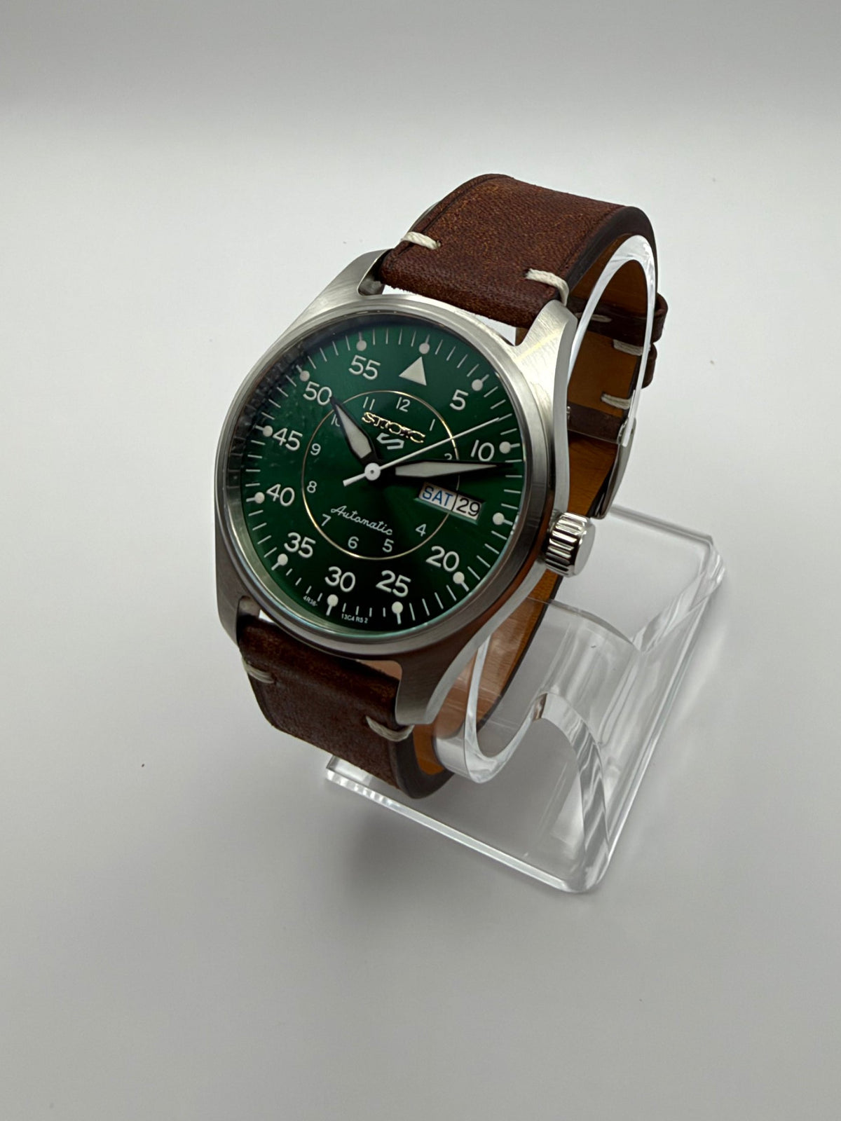 STOIC The Pathfinder: Angled view of the green pilot dial
