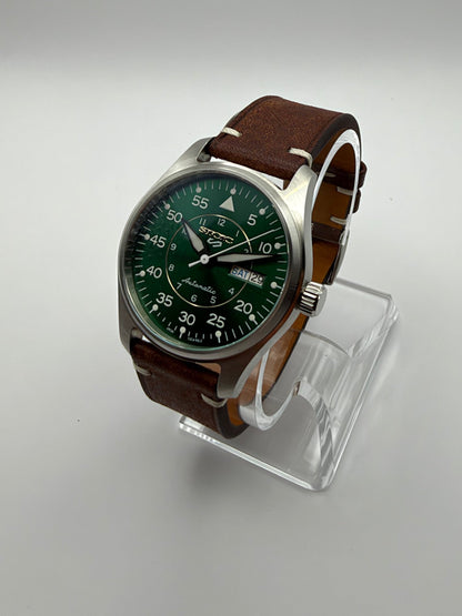 STOIC The Pathfinder: Angled view of the green pilot dial
