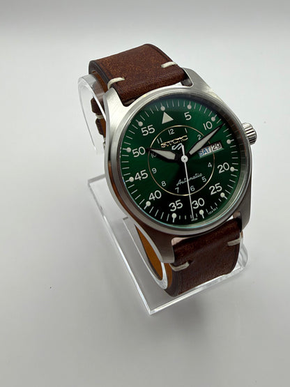 STOIC The Pathfinder: Opposite angled view of the green dial